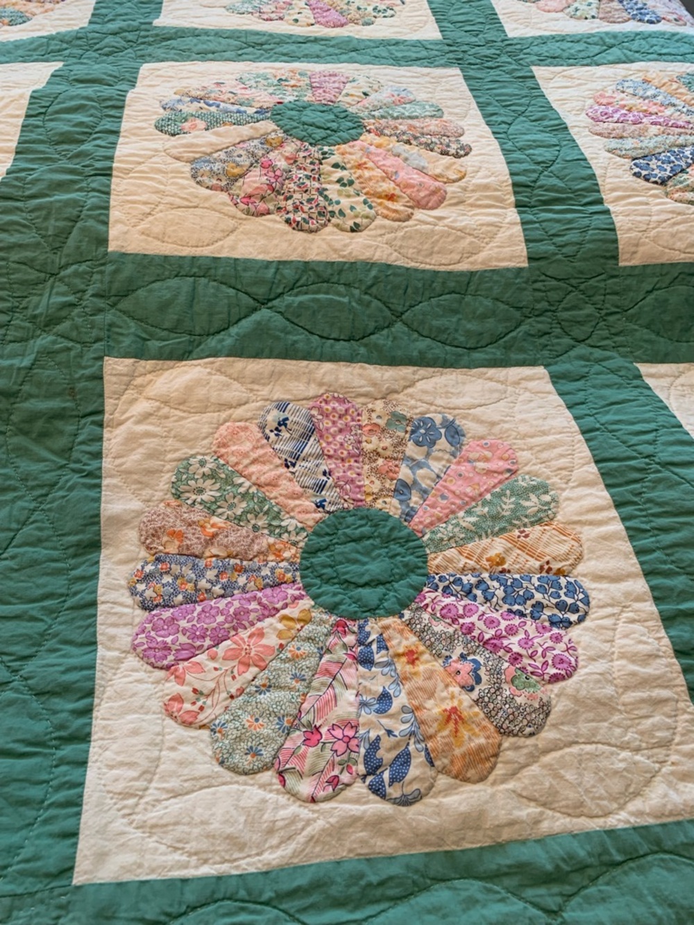 Vintage Handmade Green Dresden Plate Quilt - Pastel Floral Patchwork - Picture 5 of 7